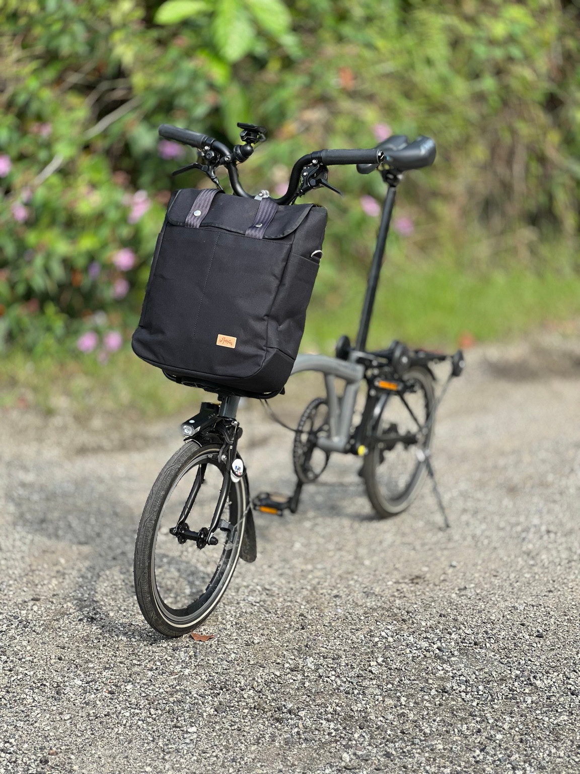 La Jefa BROBAG Black in a three-quarter view mounted on the front of a Brompton bicycle
