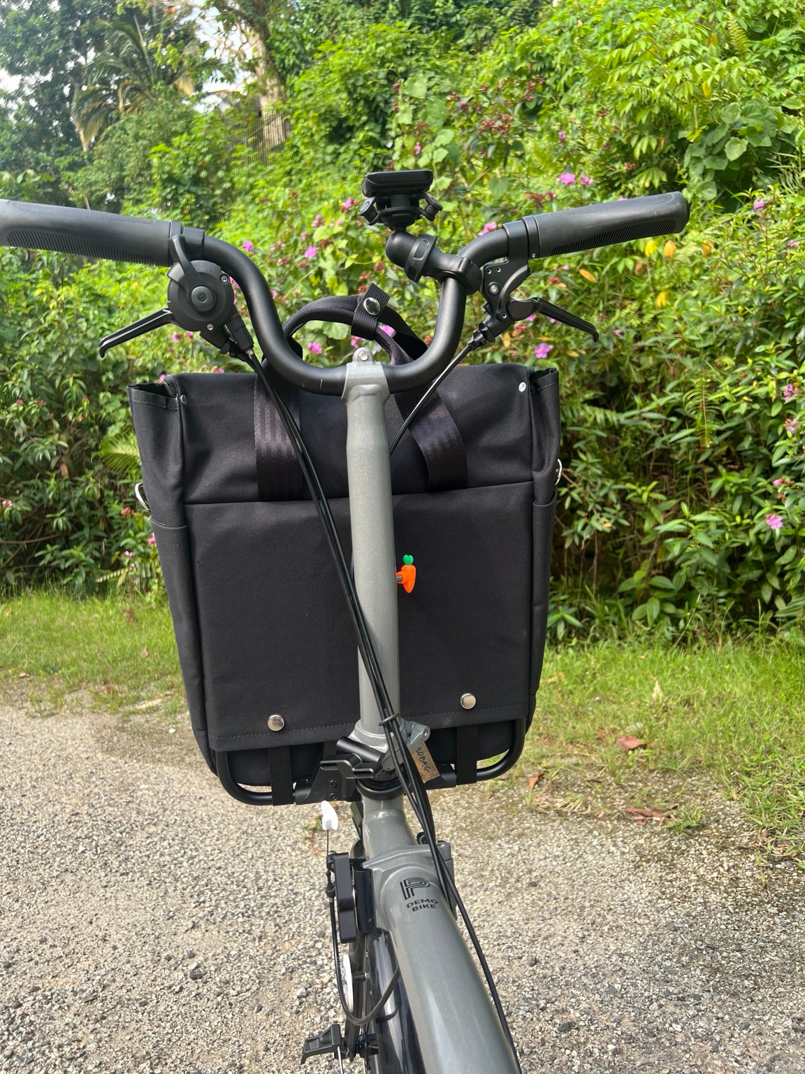 Rear view of La Jefa BROBAG Black mounted on a Brompton, showing the luggage frame and attachment