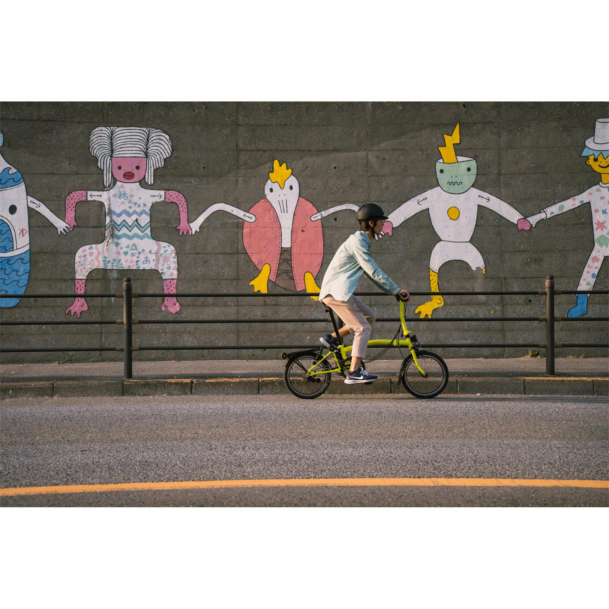 Brompton rider using Panaracer AGILEST 16 tyres