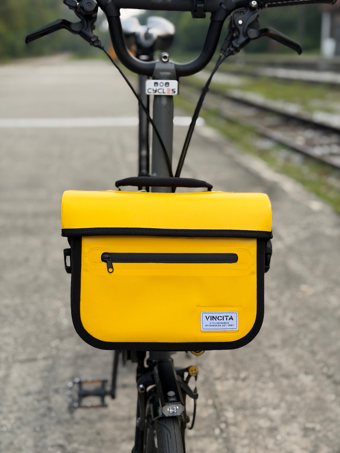 Vincita Cooper 3.0 Yellow front bag mounted on a Brompton, front view