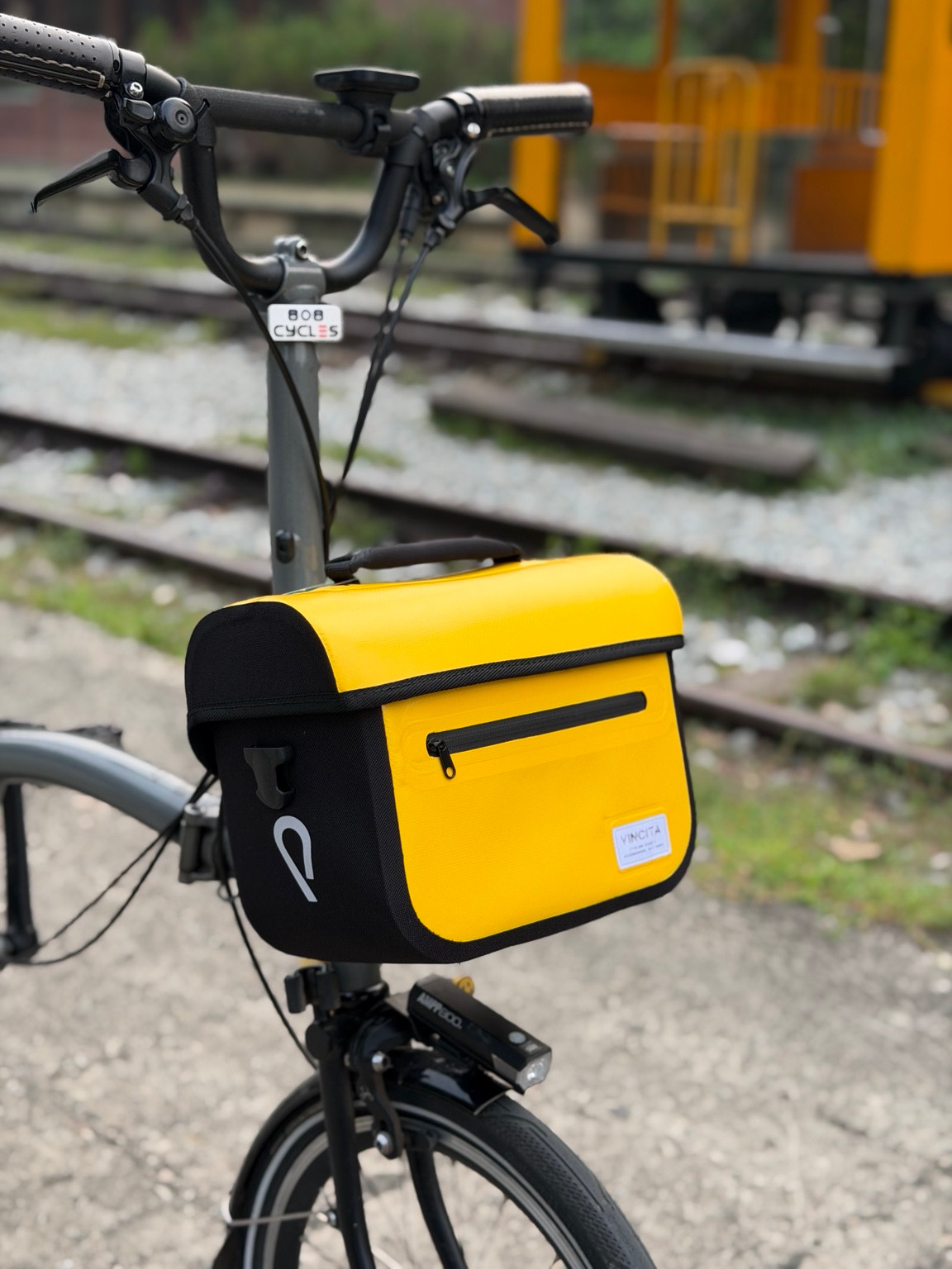 Vincita Cooper 3.0 Yellow front bag on a Brompton, three-quarter front view