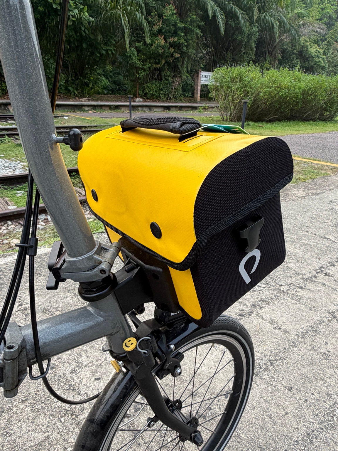 Vincita Cooper 3.0 Yellow bag on a Brompton, rear three-quarter view showing mounting bracket