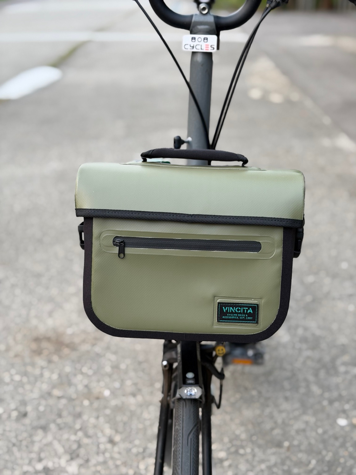 Vincita Cooper 3.0 Green front bag mounted on a Brompton, front view