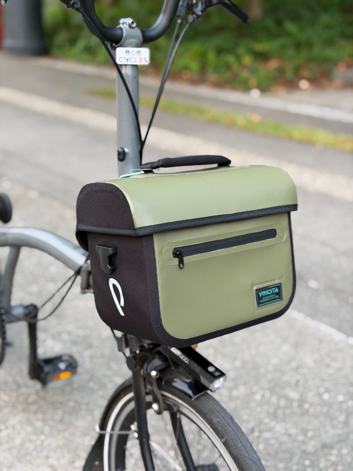 Vincita Cooper 3.0 Green front bag on a Brompton, three-quarter front view