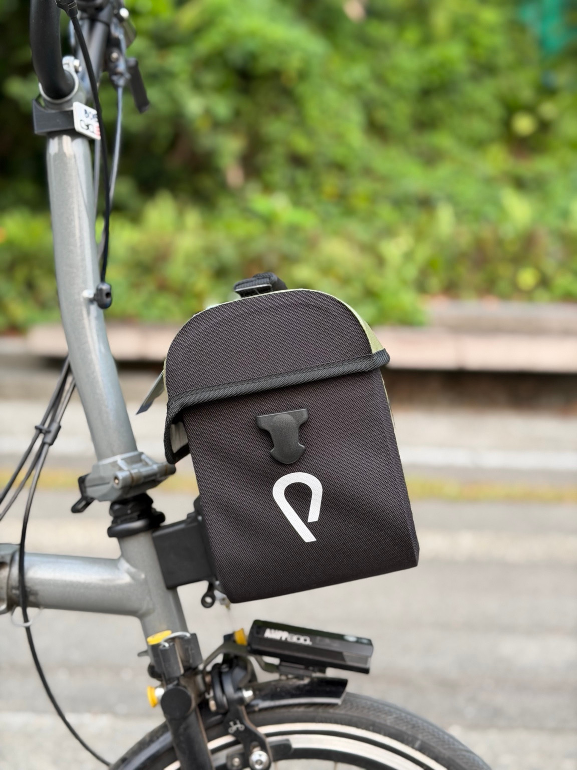 Vincita Cooper 3.0 Green front bag mounted on a Brompton, side profile