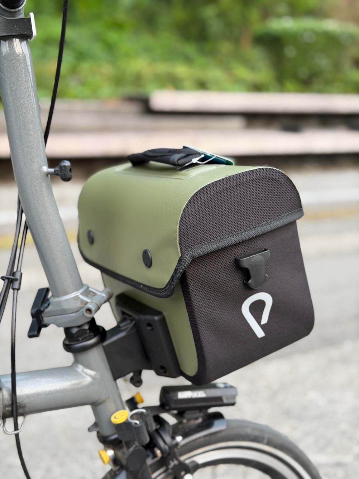 Vincita Cooper 3.0 Green bag on a Brompton, rear three-quarter view showing mounting bracket