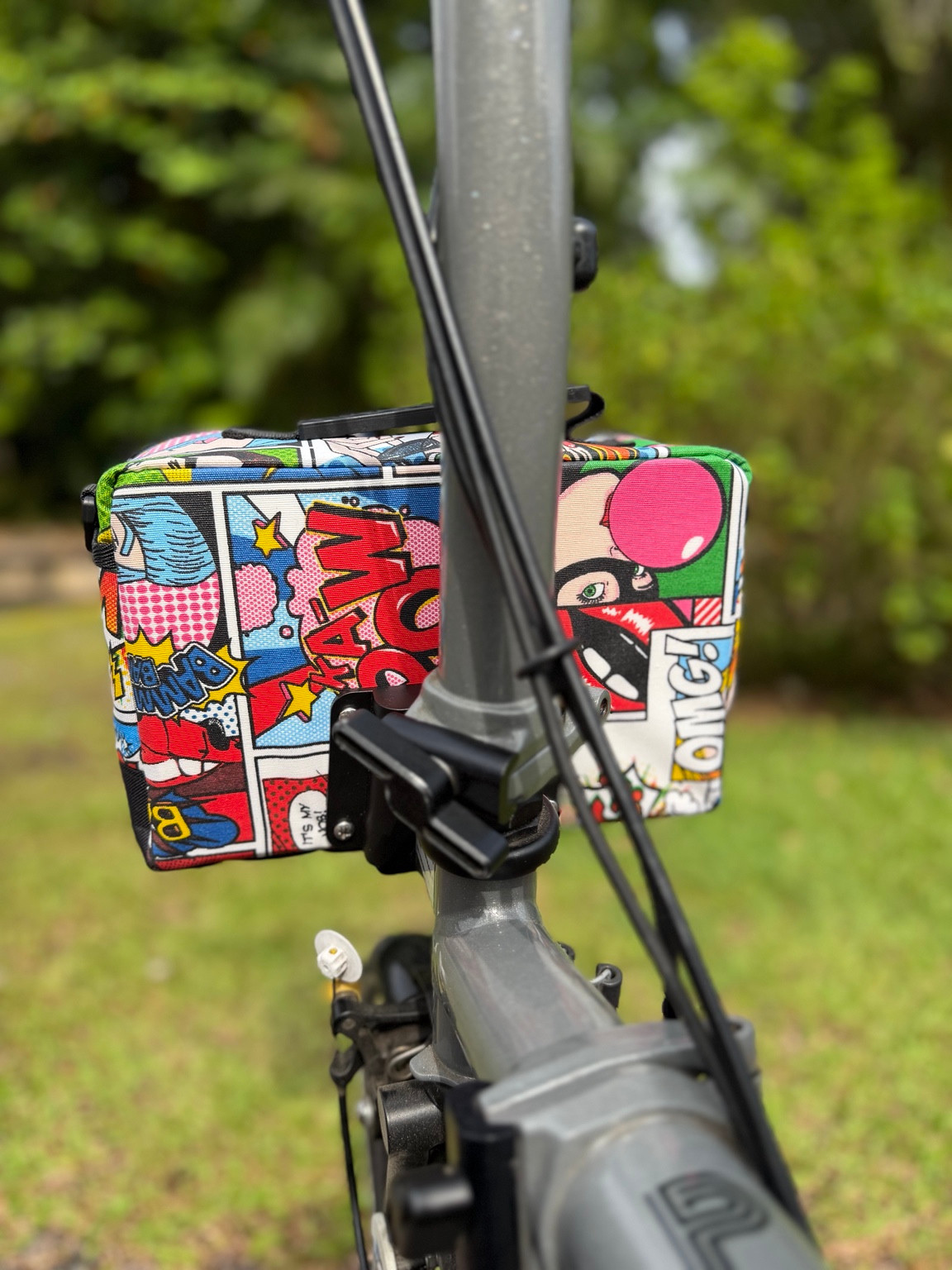 Rear view of Valeria’s Cris Mini #02 showing bright comic panels and the mounting frame behind the Brompton stem